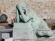 femme en prière au cimetière