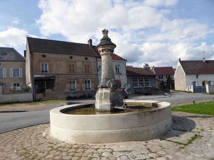La fontaine au centre du village - Chézy-en-Orxois