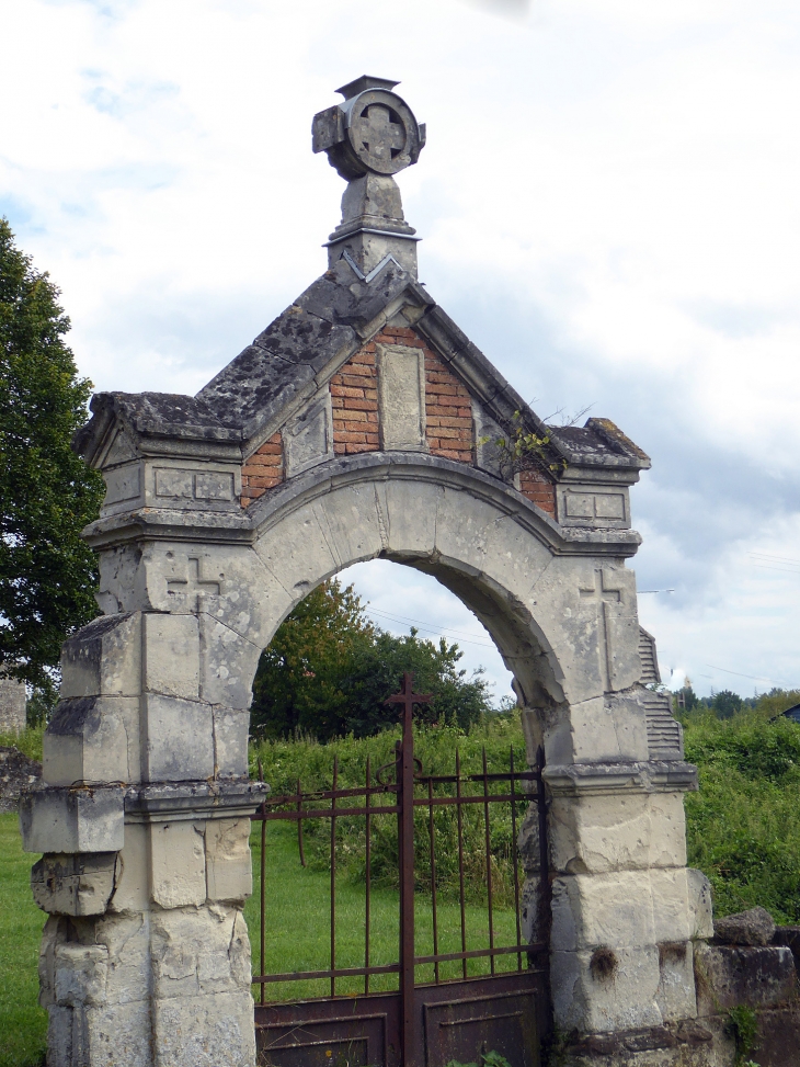 L'entrée de l'ancien cimetière - Colligis-Crandelain