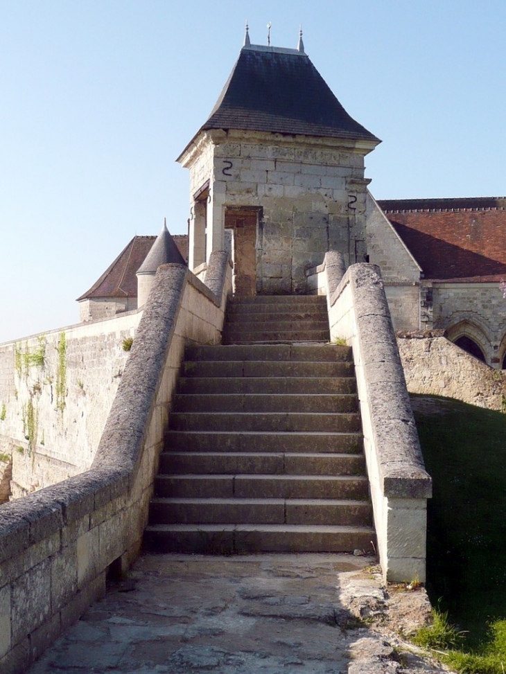 Le chemin de ronde - Coucy-le-Château-Auffrique