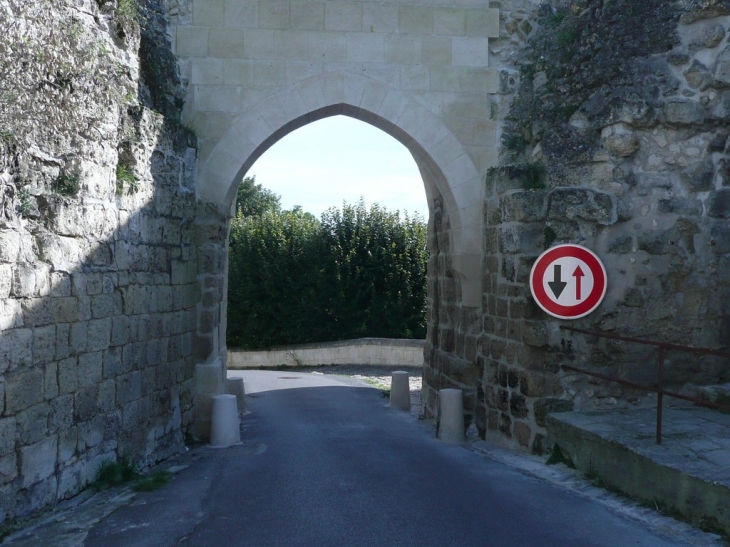 La porte de Soissons - Coucy-le-Château-Auffrique