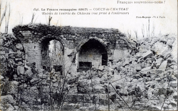 La france reconquis (1917) - Ruines de l'entrée du château (vue prise à l'intérieur), vers 1917 (carte postale ancienne). - Coucy-le-Château-Auffrique