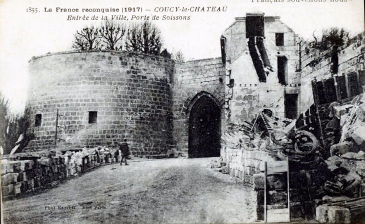 La france reconquise (1917) - Entrée de la ville, porte de Soissons, vers 1918 (carte postale ancienne). - Coucy-le-Château-Auffrique