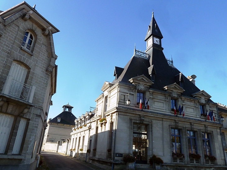 L'hôtel de ville - Coucy-le-Château-Auffrique