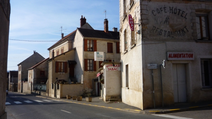 La grande rue de crouttes avec le café et l'hotel - Crouttes-sur-Marne