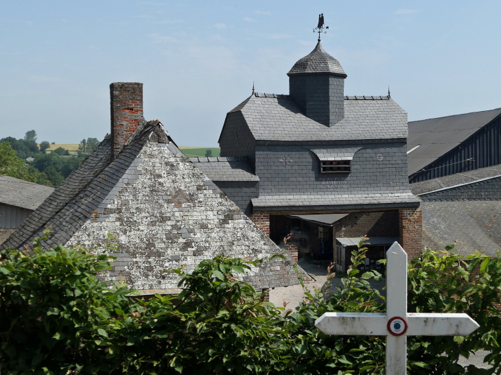 Les toits et le pigeonnier vus du cimetière - Dagny-Lambercy