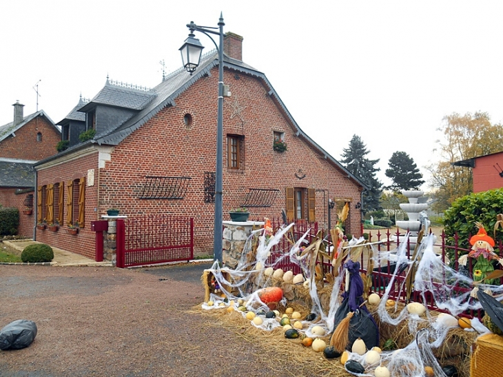 Maison sur la place - Flavigny-le-Grand-et-Beaurain