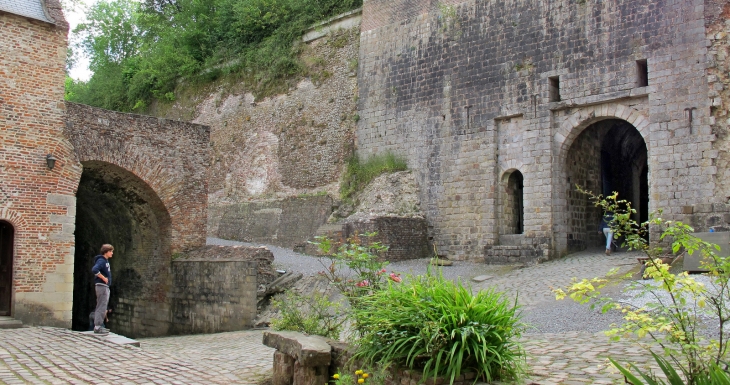 Devenu forteresse royale au milieu du XVIIe siècle, le château de Guise est restauré et modernisé à partir de 1673 sur l’ordre de Vauban, sous la conduite de l’ingénieur Rivière. Mais le fort ne joue plus guère de rôle militaire.  Le fort, déclassé en 188