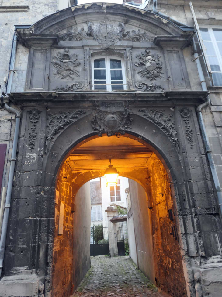 Rue Sérurier le portail de l'ancien Hôtel de Ville - Laon