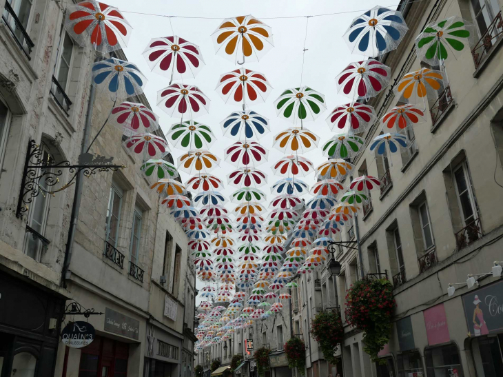 Les parapluies de Patricia Cunha : rue Saint Jean - Laon