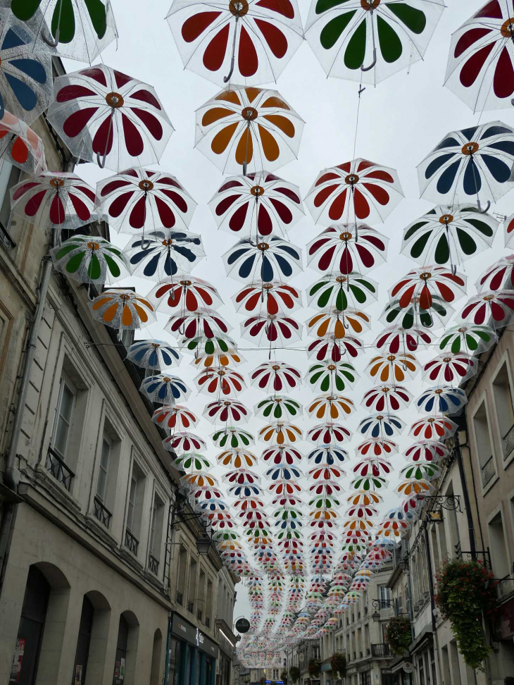 Les parapluies de Patricia Cunha : rue Saint Jean - Laon