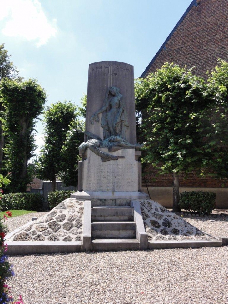 Le Nouvion-en-Thiérache (02170) monument aux morts