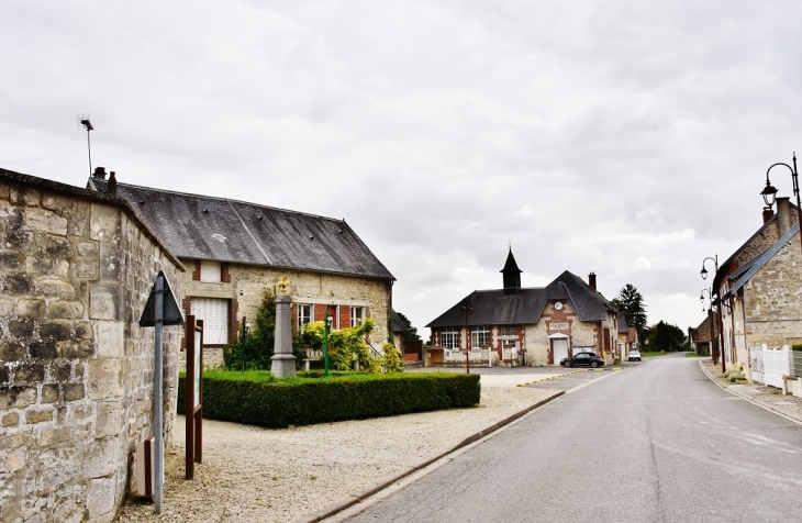 Le Village - Monampteuil