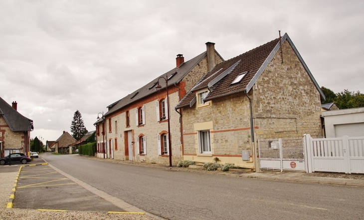 Le Village - Monampteuil