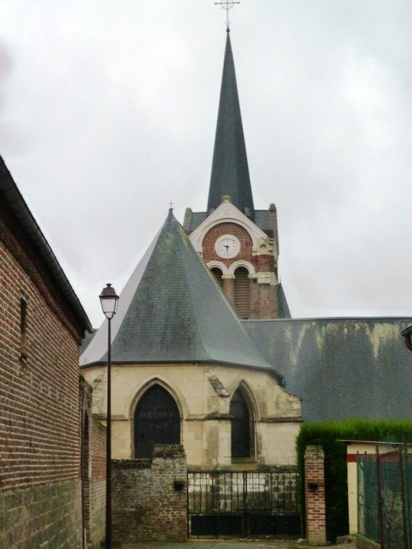 Vers l'église - Montigny-sur-Crécy