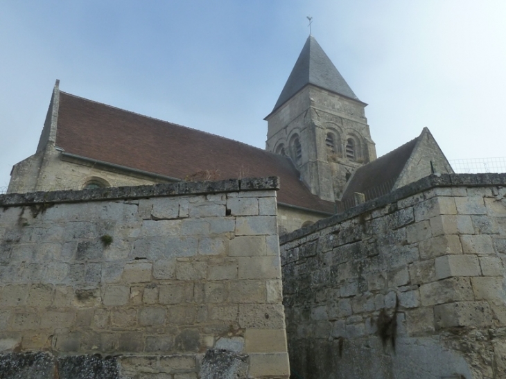 Vers l'église - Mortefontaine
