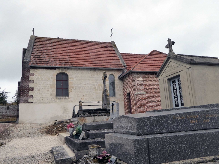 L'église dans le cimetière - Neuflieux