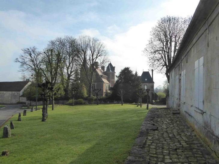 La place et le château - Oigny-en-Valois