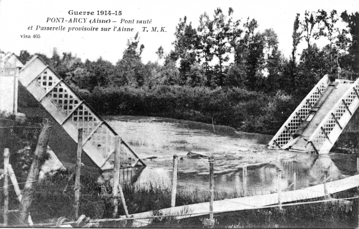 Pont sauté et passerelle provisoire sur l'Aisne (carte postale de 1915) - Pont-Arcy