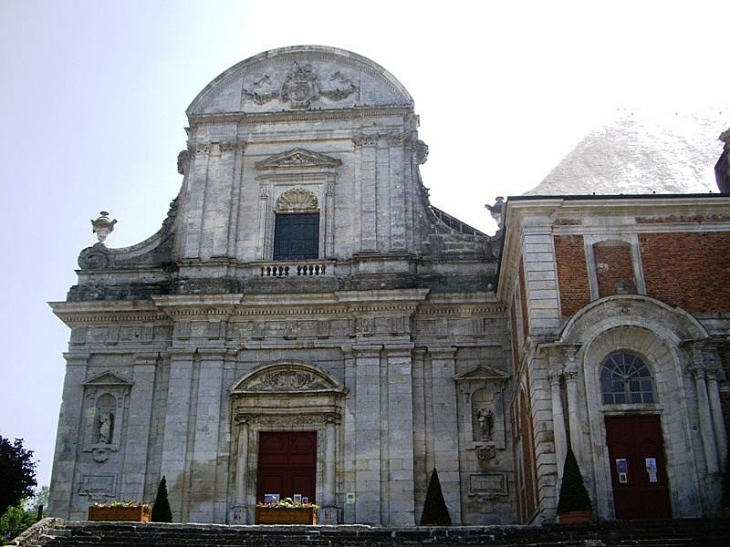 L'entrée de l'église abbatiale - Saint-Michel