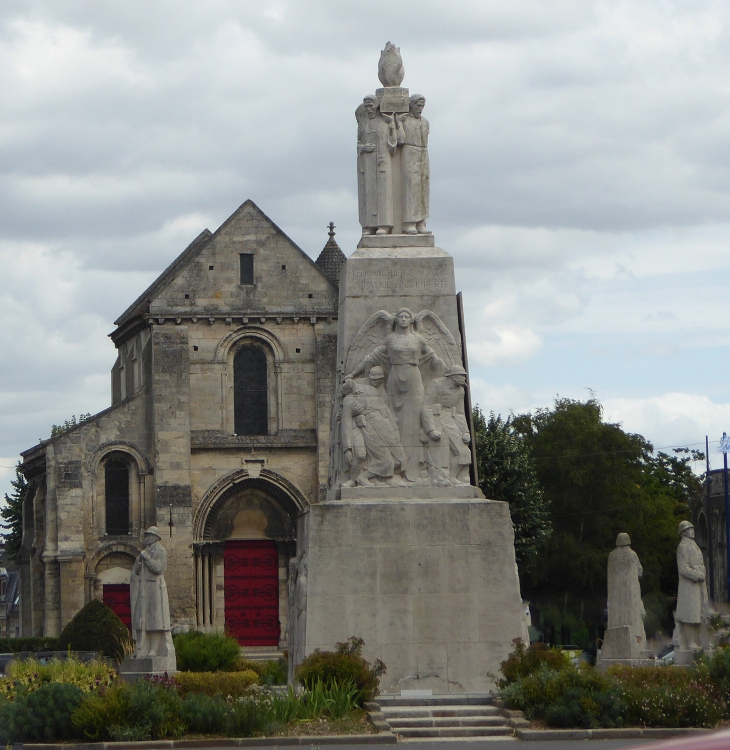 Le monument aux morts devant l'ancienne église Saint Pierre au Parvis - Soissons