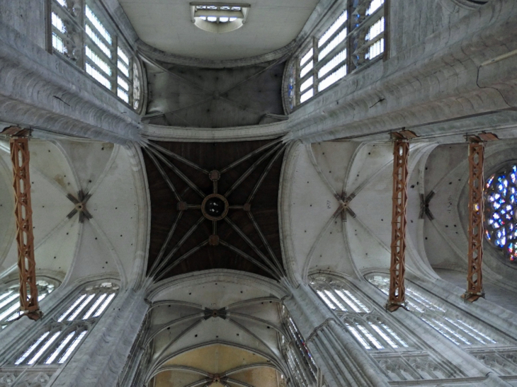 La cathédrale : les voutes du transept et du choeur - Beauvais