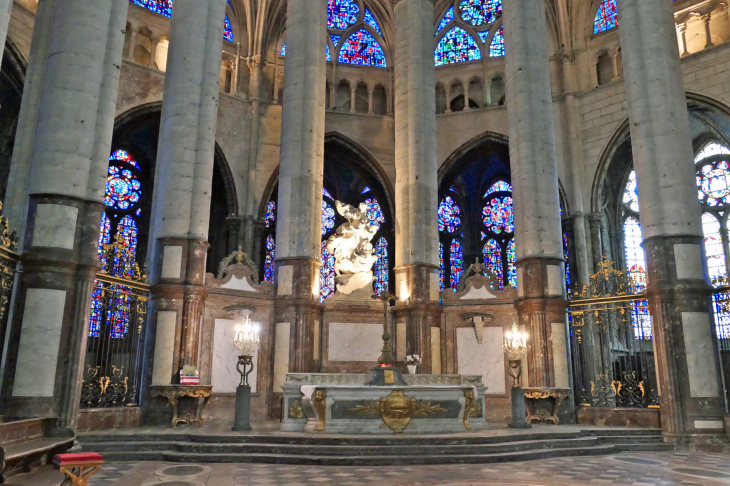 La cathédrale : le maître autel et les vitraux du déambulatoire - Beauvais