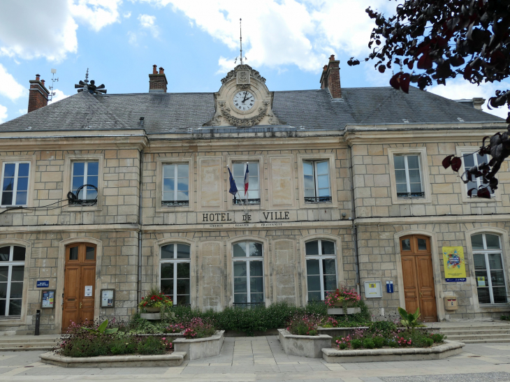 Place Charles de Gaulle :  l'hôtel de ville - Chambly