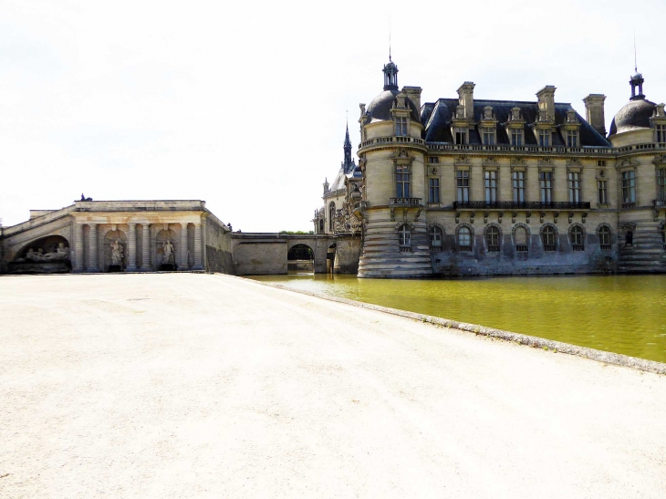 Le bassin derrière le château - Chantilly