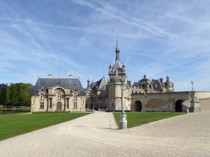 La façade principale du château - Chantilly
