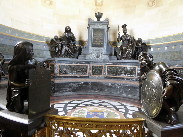 Chapelle Saint Louis : le monument du coeur des Condé - Chantilly