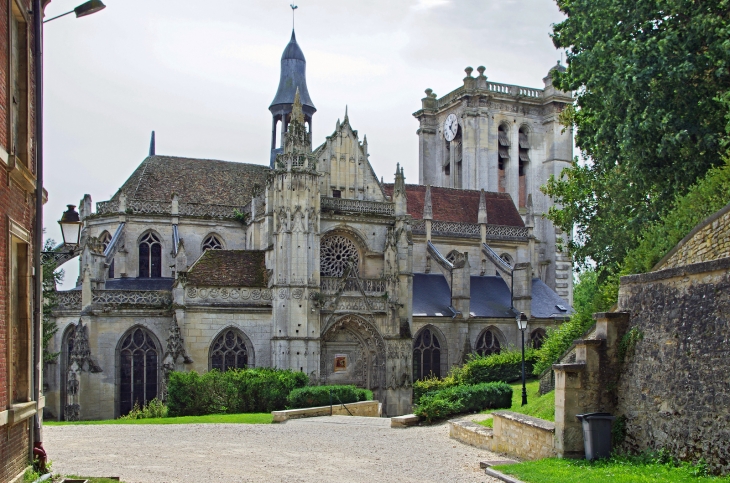 Église Saint-Jean-Baptiste de Chaumont-en-Vexin.  Construite vers 1530-1535 en style ogival flamboyant sauf la tour de style Renaissance. L'église sera consacrée en 1554 par le cardinal Charles de Bourbon qui était le neveu du principal donataire.