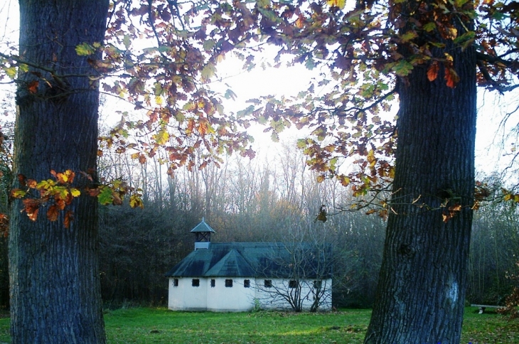Chapelle entre 2 arbres - Choisy-au-Bac