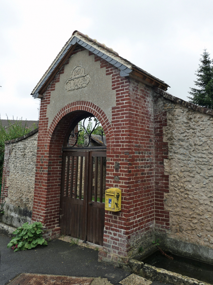 L'entrée du lavoir - Courcelles-lès-Gisors