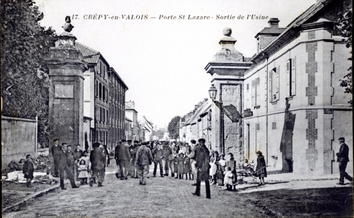 Porte Saint Lazare - Sortie de l'Usine, vers 1910 (carte postale ancienne). - Crépy-en-Valois