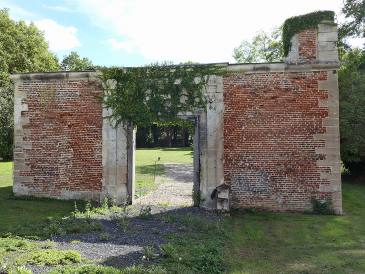 La porte d'entrée de l'ancien château - Dives