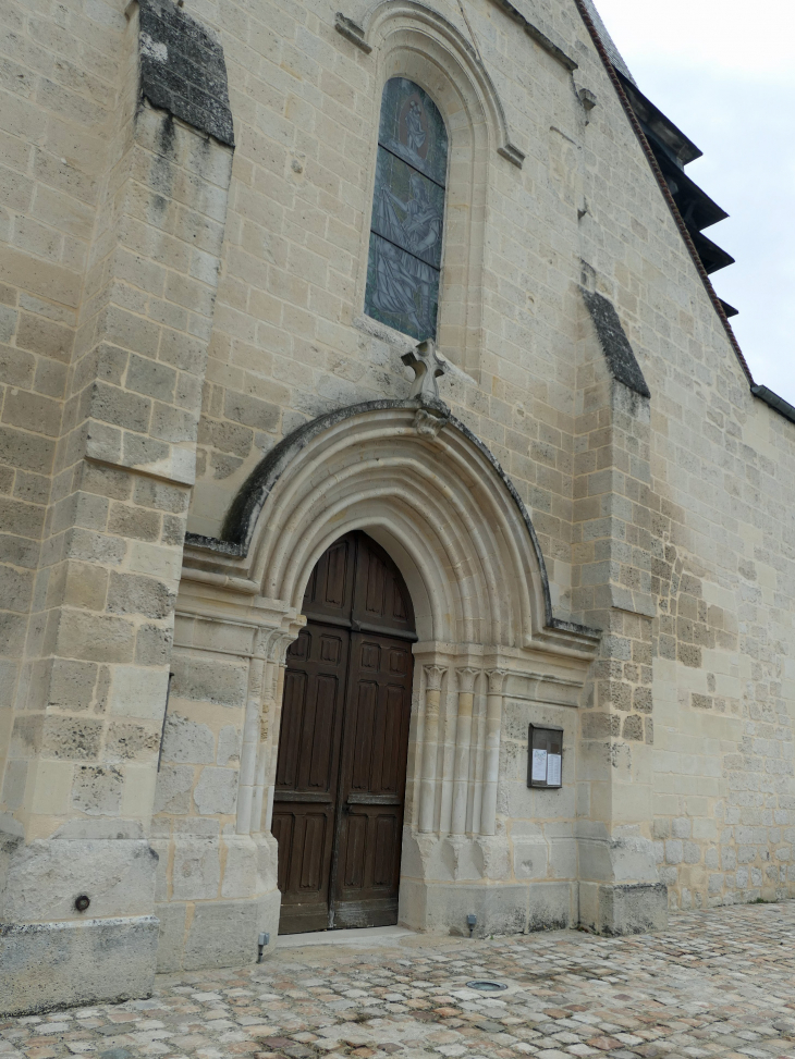 L'entrée de l'église - Gilocourt