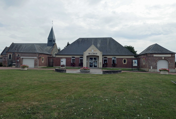 Le centre du village : église et mairie - Golancourt