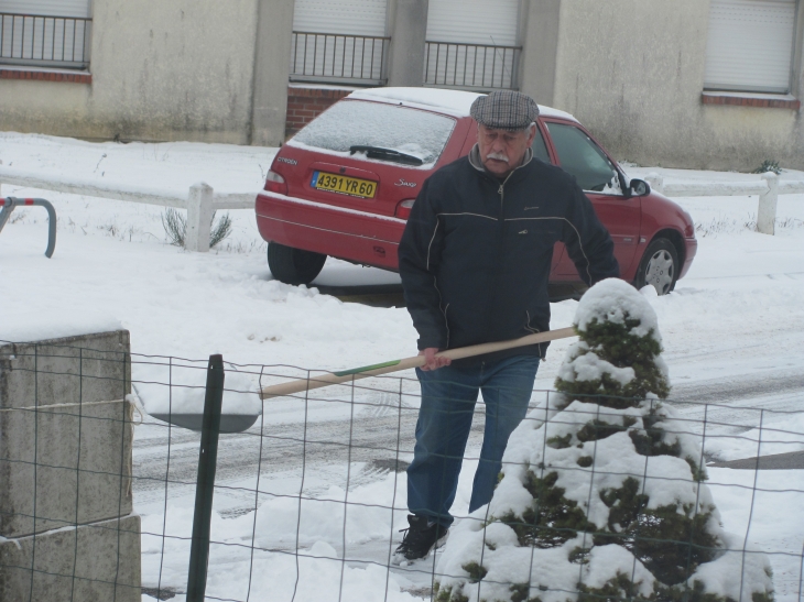 On nettoie la neige du trottoir afin déviter les accidents... - Le Coudray-Saint-Germer