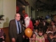 le Père Noël arrive avec notre Maire pour le Noël des enfants de la Commune