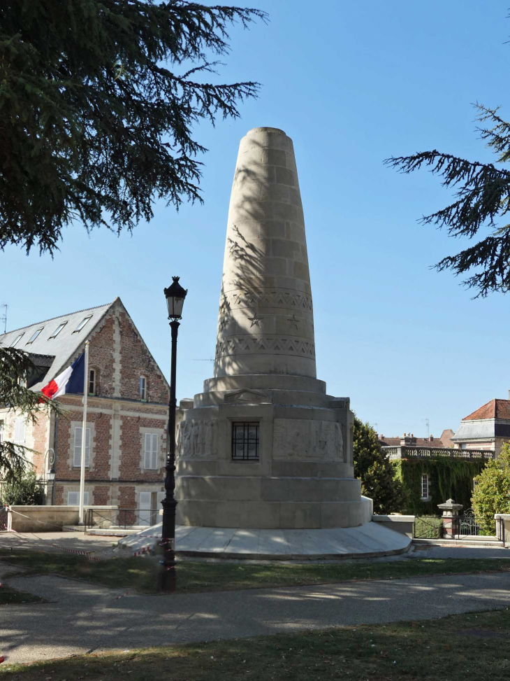 Le monument aux morts - Noyon
