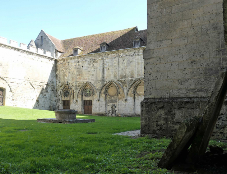 Cathédrale  Notre Dame :le cloître sur le côté Sud - Noyon