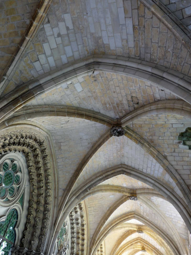 Cathédrale  Notre Dame :le cloître sur le côté Sud - Noyon