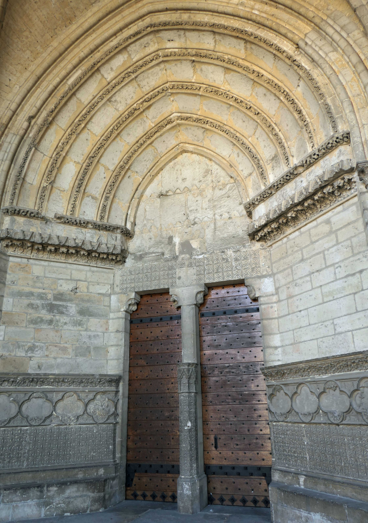 Cathédrale Notre Dame : entrée par le porche central - Noyon