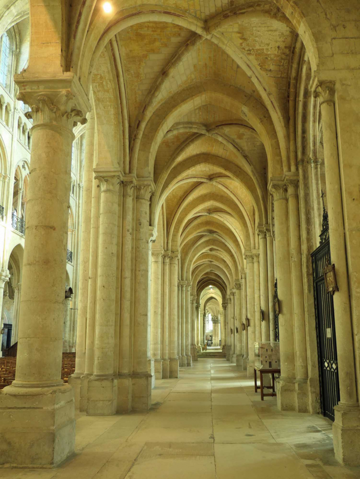 Cathédrale Notre Dame : bas côté - Noyon