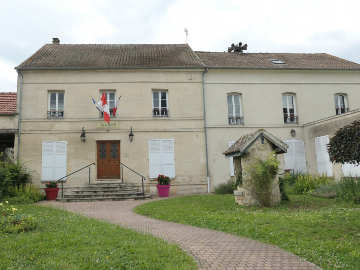 La mairie et le puits - Orry-la-Ville