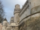Remparts doubles, meurtriéres,échauguettes et mâchicoulis couvrent les chemmins de ronde et les huit tours du château