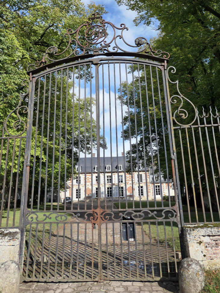 La grille d'entrée du château - Plainval