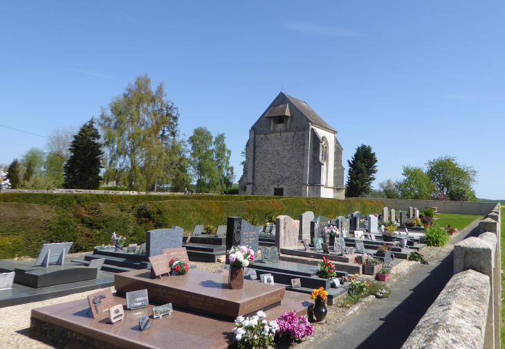 L'église dans le cimetière - Rouville