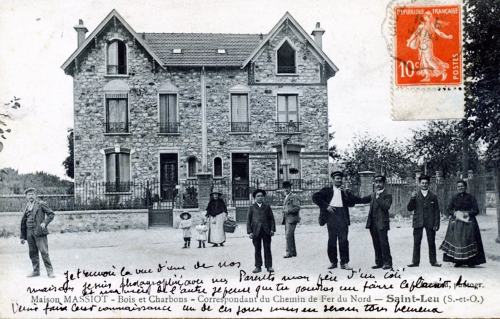 Maison Massiot- Bois et Charbons - Correspondant  du Chemin de Fer du Nord, vers 1913 (carte postale ancienne). - Saint-Leu-d'Esserent